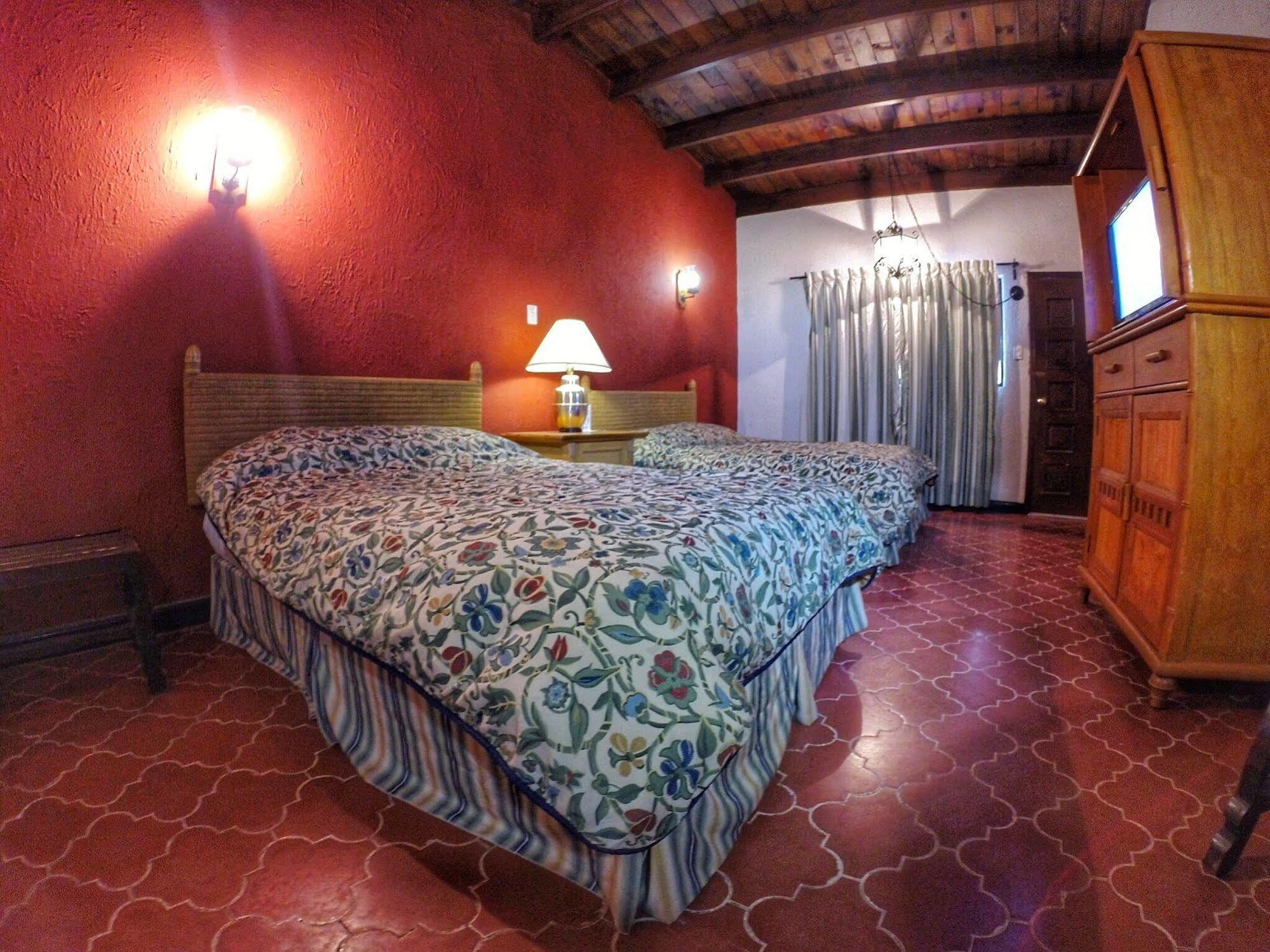 Hotel Parador Santa Cruz ครีล ภายนอก รูปภาพ